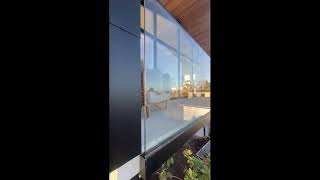 Glasräcke med svart sidoskena