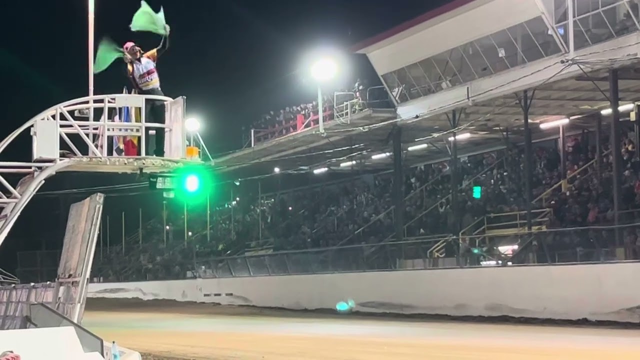 Dave Farney bringing the Billy Whittaker 200 field to the green!