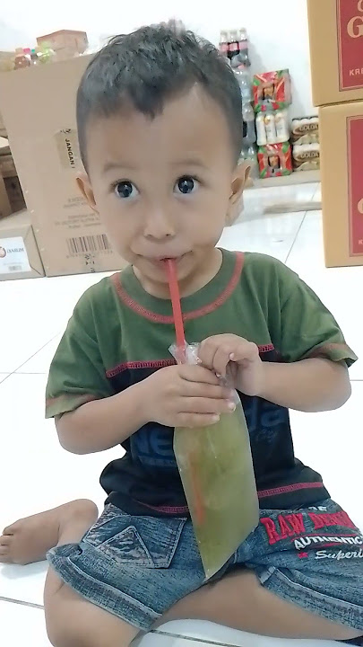 Zidan minum es tebu..... beli di jalan...