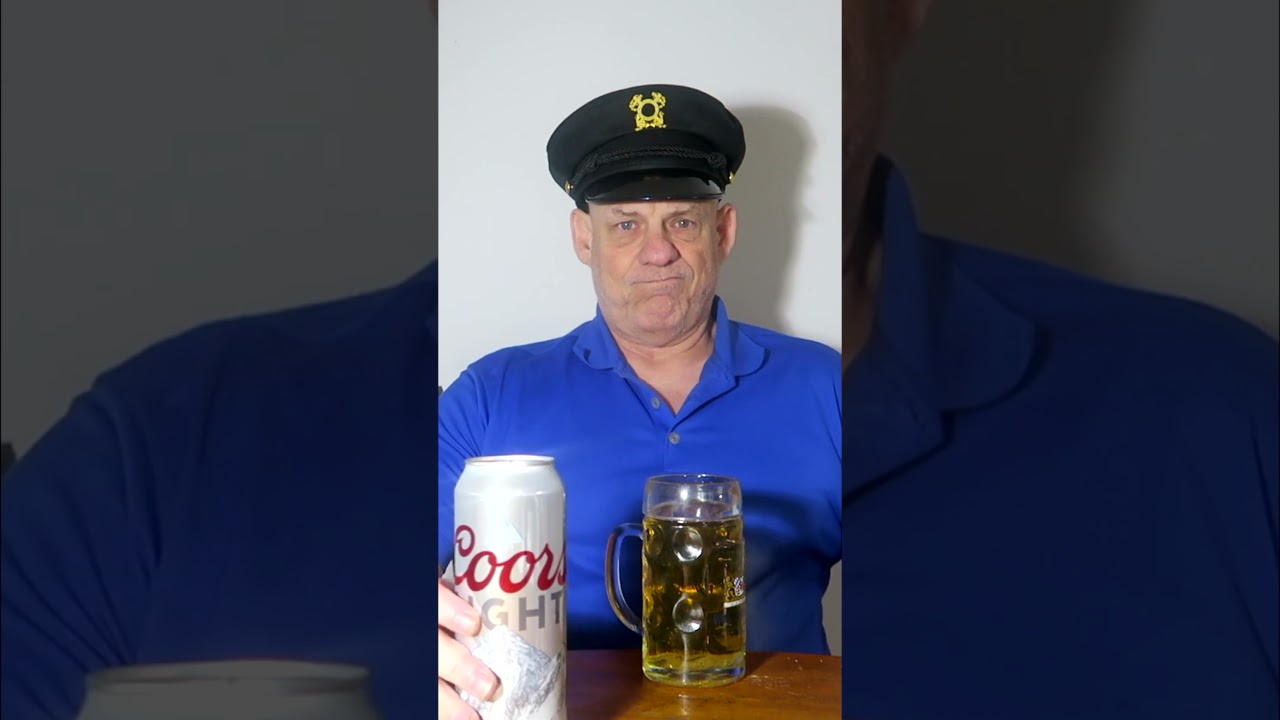 Пивной капитан выпивает пол-литра ужасного пива — Coors Light.