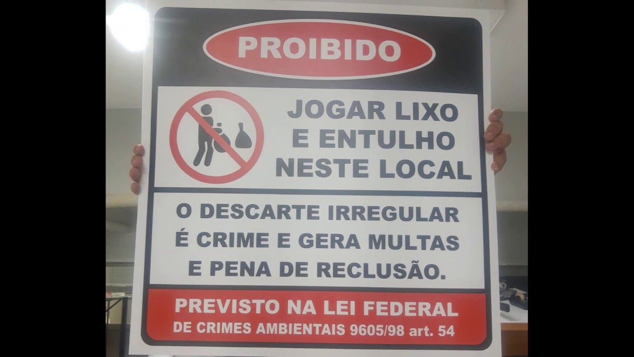 Placa proibido jogar lixo e entulho neste local com lei federal