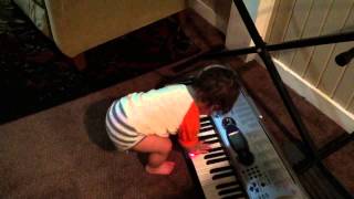 Baby Twerking On Piano
