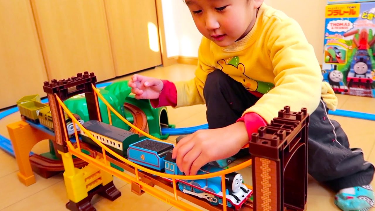 プラレールトーマス ぐらぐらつり橋&どきどきマウンテンで、ヘンリー・ゴードン・ディーゼル10を走らせてみました【かとちゃん】 - YouTube