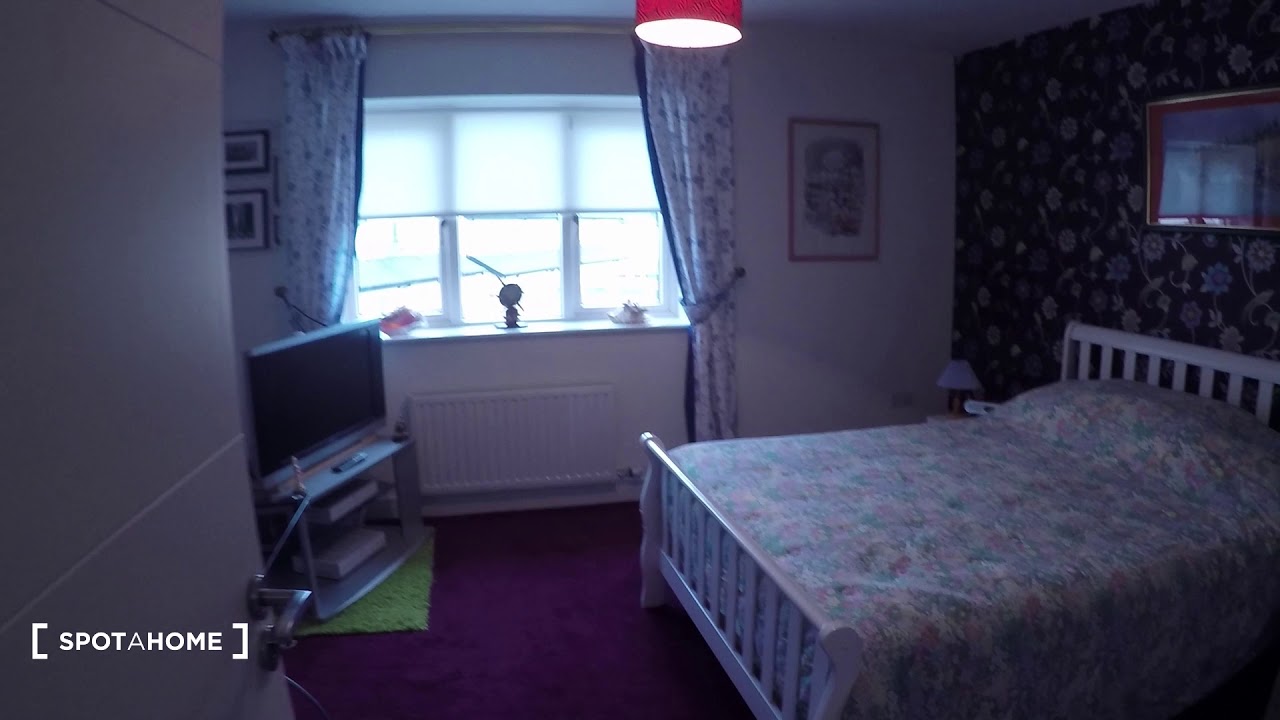 Rooms to rent in bright 4bedroom house near shopping center in