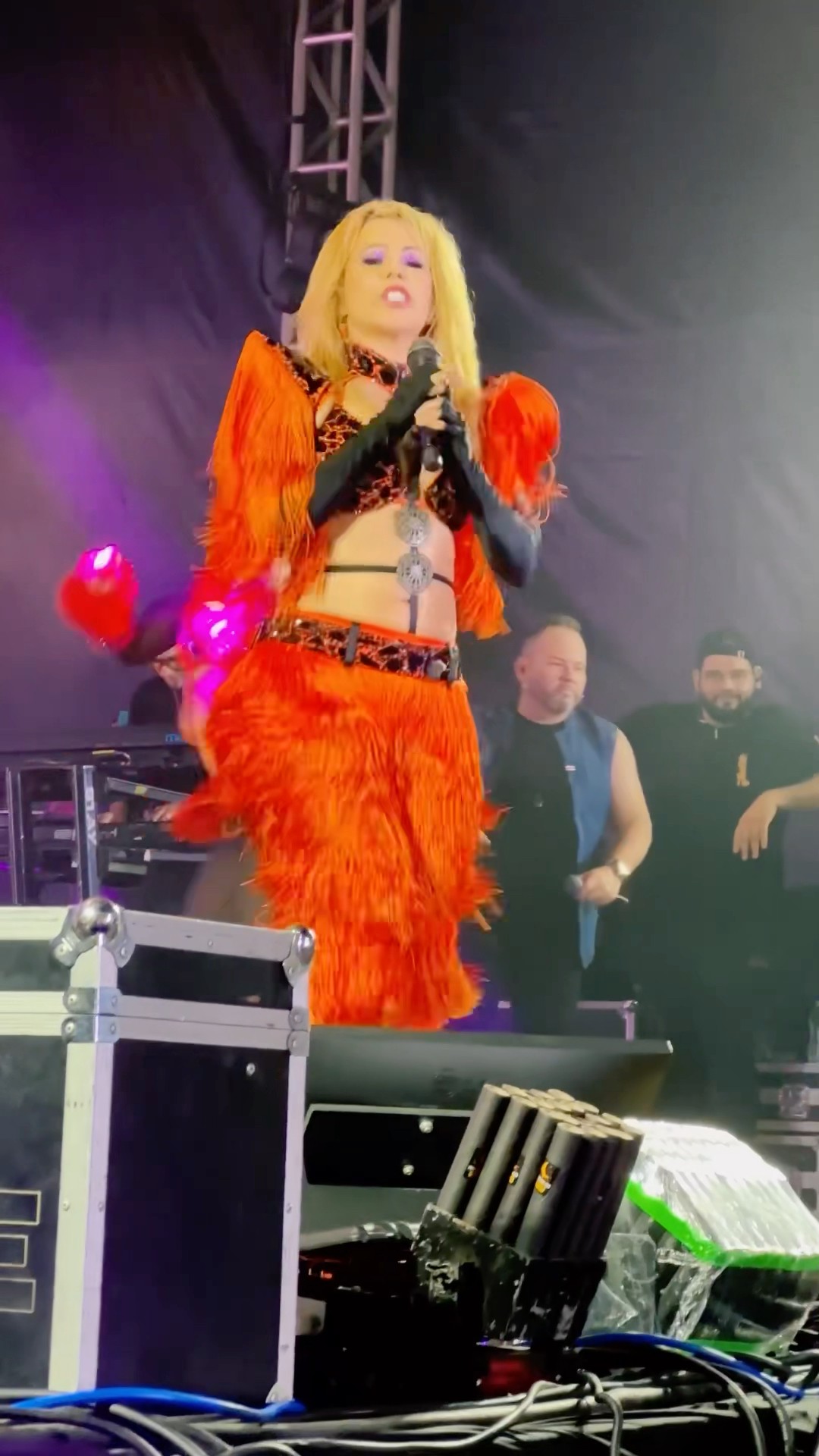 Joelma balançando seu figurino