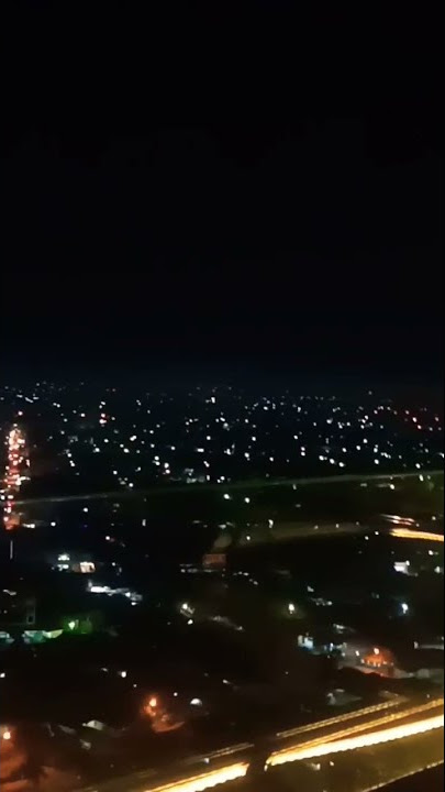 kota Pekanbaru Riau di malam hari,di lihat dari atas  the peak hotel dan apartemen