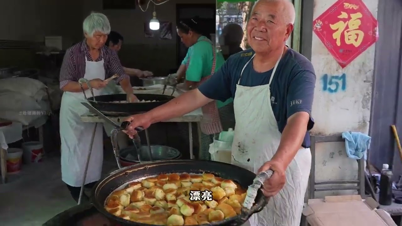 乡村美食 大爷在乡镇上做水煎包四十多年六毛钱一个，大家伙都说好吃#美丽乡村 #乡村美食 #水煎包 #丰县煎包 #家乡的味道