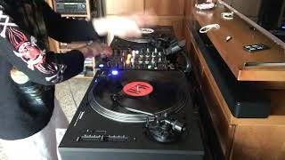 Manipolatore Del Suono Mixando Velocemente 2 Brani Famosi Anni 90, 13 Stacchetti In 35 Secondi