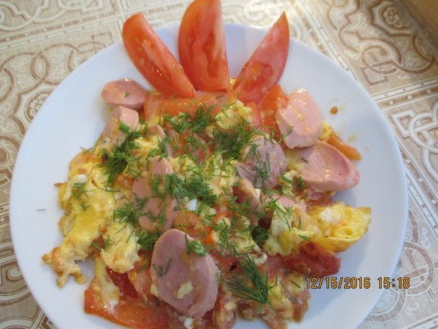 Яичница с помидорами, сосисками и луком