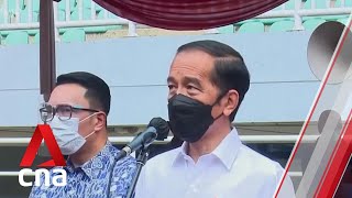 Presiden Indonesia Jokowi menyerukan percepatan peluncuran vaksin COVID-19 di tengah lonjakan kasus infeksi lokal.
