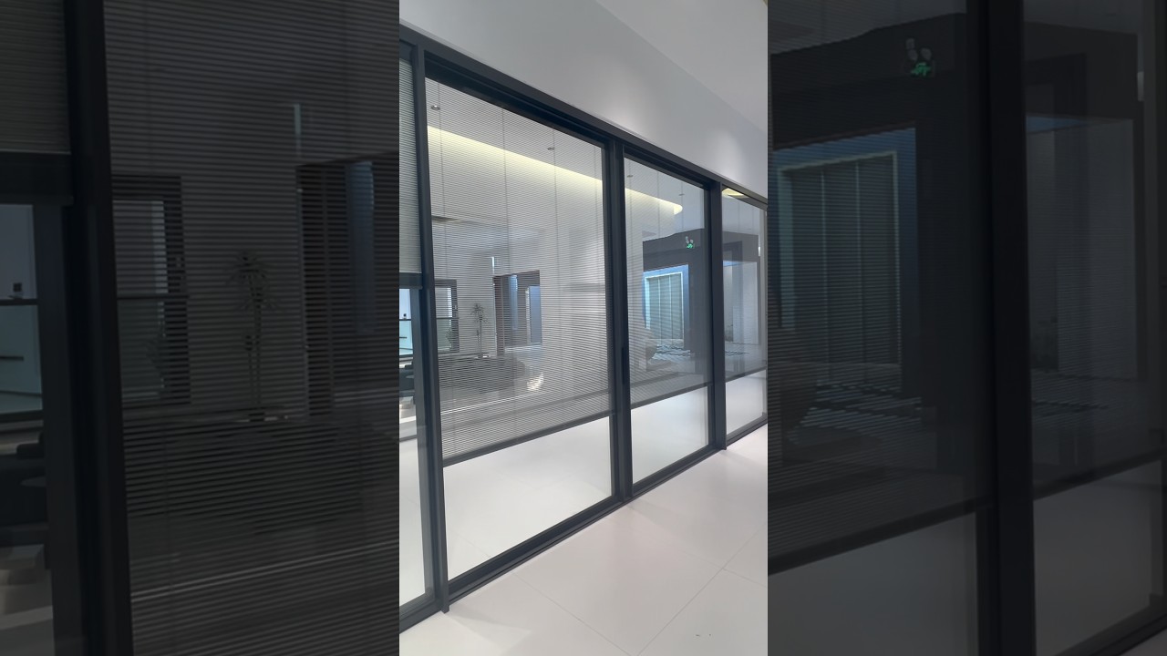 Heavy sliding door with remote-controlled electric blinds