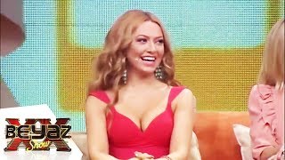 Beyaz, Mini Elbiseli Hadisenin Bacaklarını Örtüyor - Beyaz Show