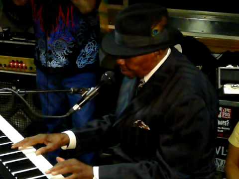 Pinetop Perkins (w/ Hubert Sumlin on guitar)- live in New York on the NYC Blues Cruise 8/14/09 #3