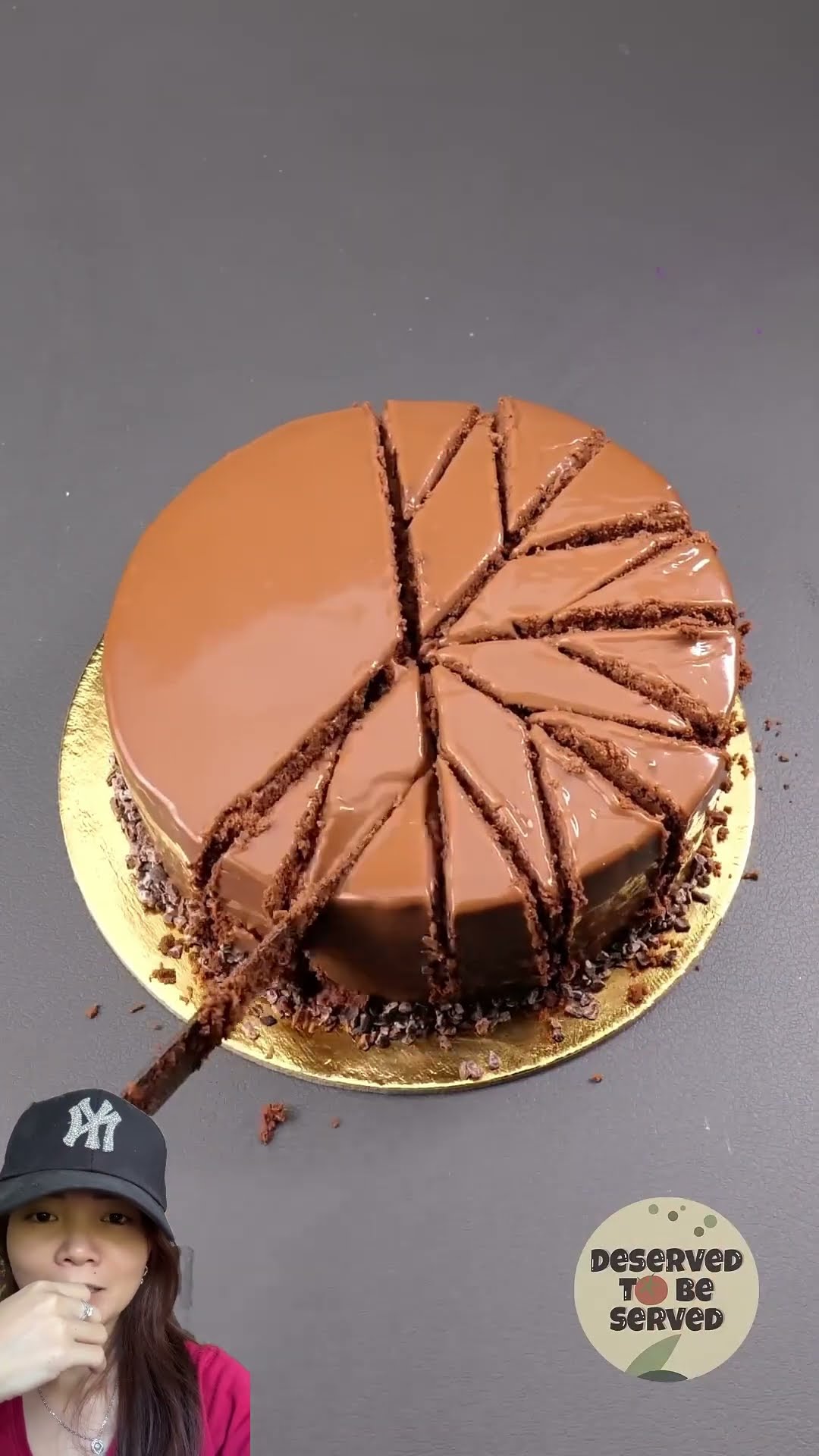 Potong kue coklat manis ⁉️