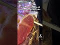 lui taglia il suo prosciutto come nonno Faustino