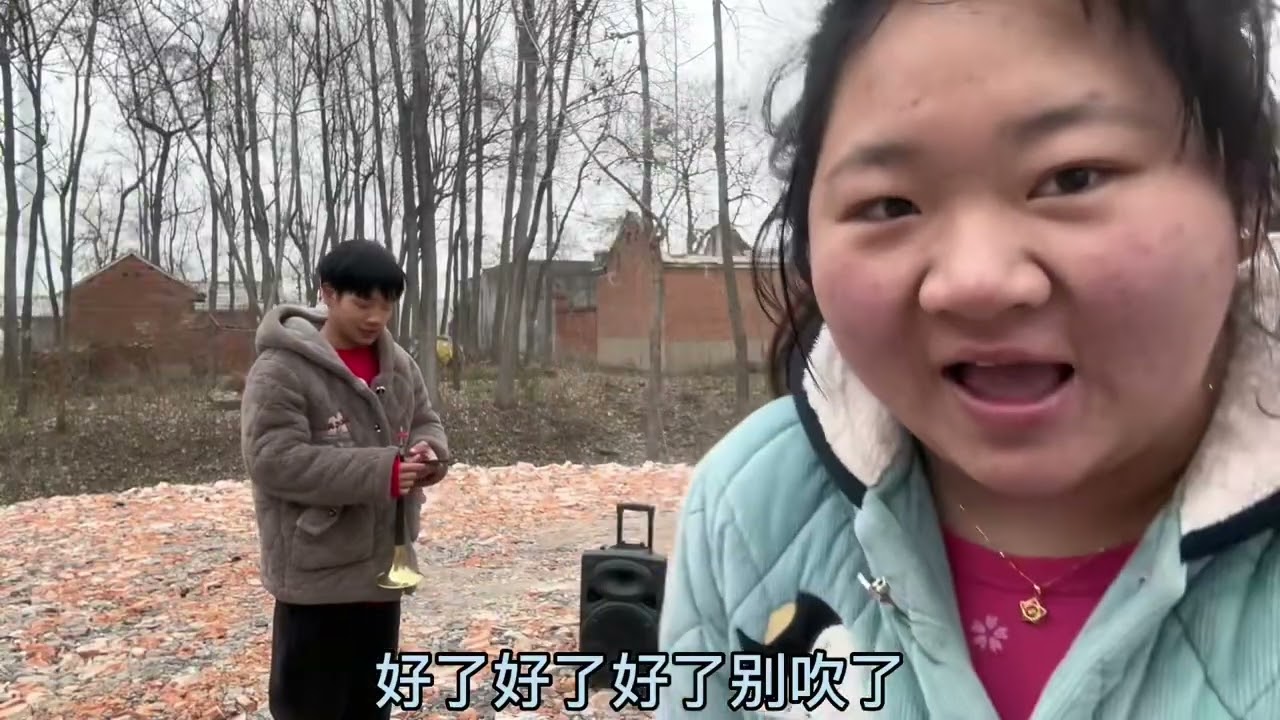 这就是我们结婚四年，为什么能在家陪老婆三年不上班的原因，之前搞文艺演出的，今年行情不好带老婆出去打工，也是头次接触互联网，如今很多都吹不了啦，得跟着老婆好好练练了……#记录农村生活#七哥夫妻