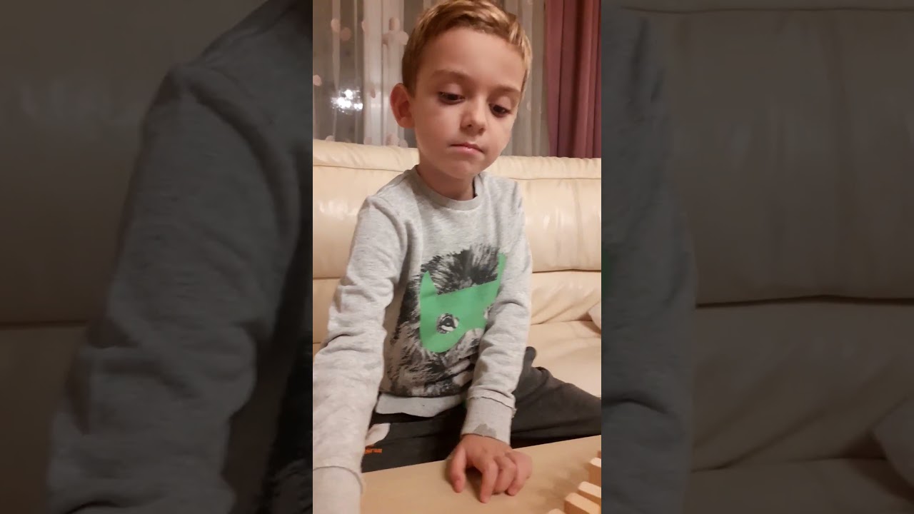 Luca și Matei se joaca domino.