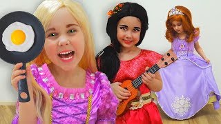 Julia Pretend Princess Rapunzel, Sofia the First, Elena of Avalor and play with dolls