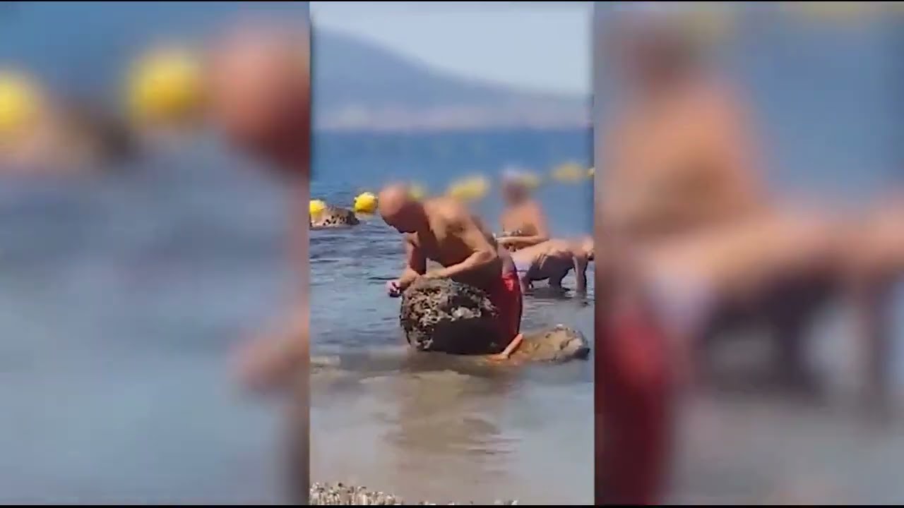 Castellammare, prende a martellate un masso e porta via i datteri di mare