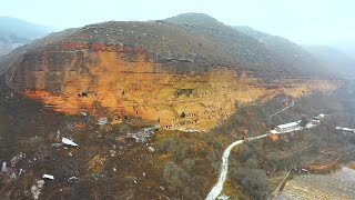 中国のとある風景 ｜趙家洞は朗天洞とも呼ばれ、石窟群は絶壁石崖の上に建てられ、窓が露出し、穴が隠れている。