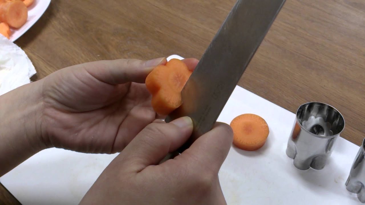 抜き型不要 にんじんの飾り切り ねじり梅 の切り方 Icoro