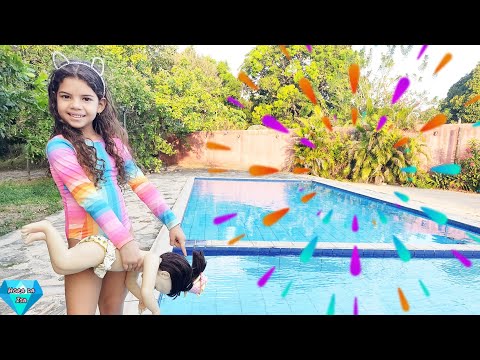 Isa faz o desafio da piscina com pulos malucos divertidos.Pool challenge.