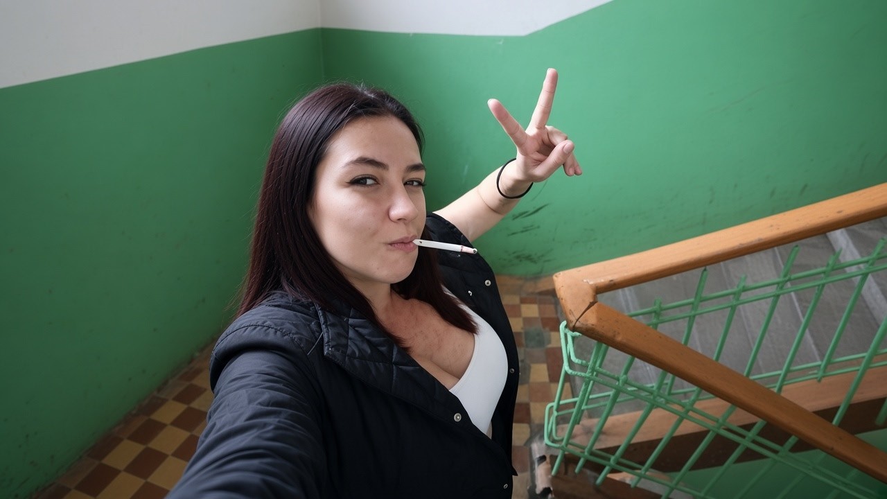 🚬 Heavy Smoker Pushes Her Lungs to the Limit on the Stairs 🫁