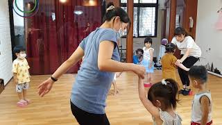 20200606創意舞蹈班(5)老師說有熊要站在冰塊上，辰辰就不肯離開積木了，非常入戲…
