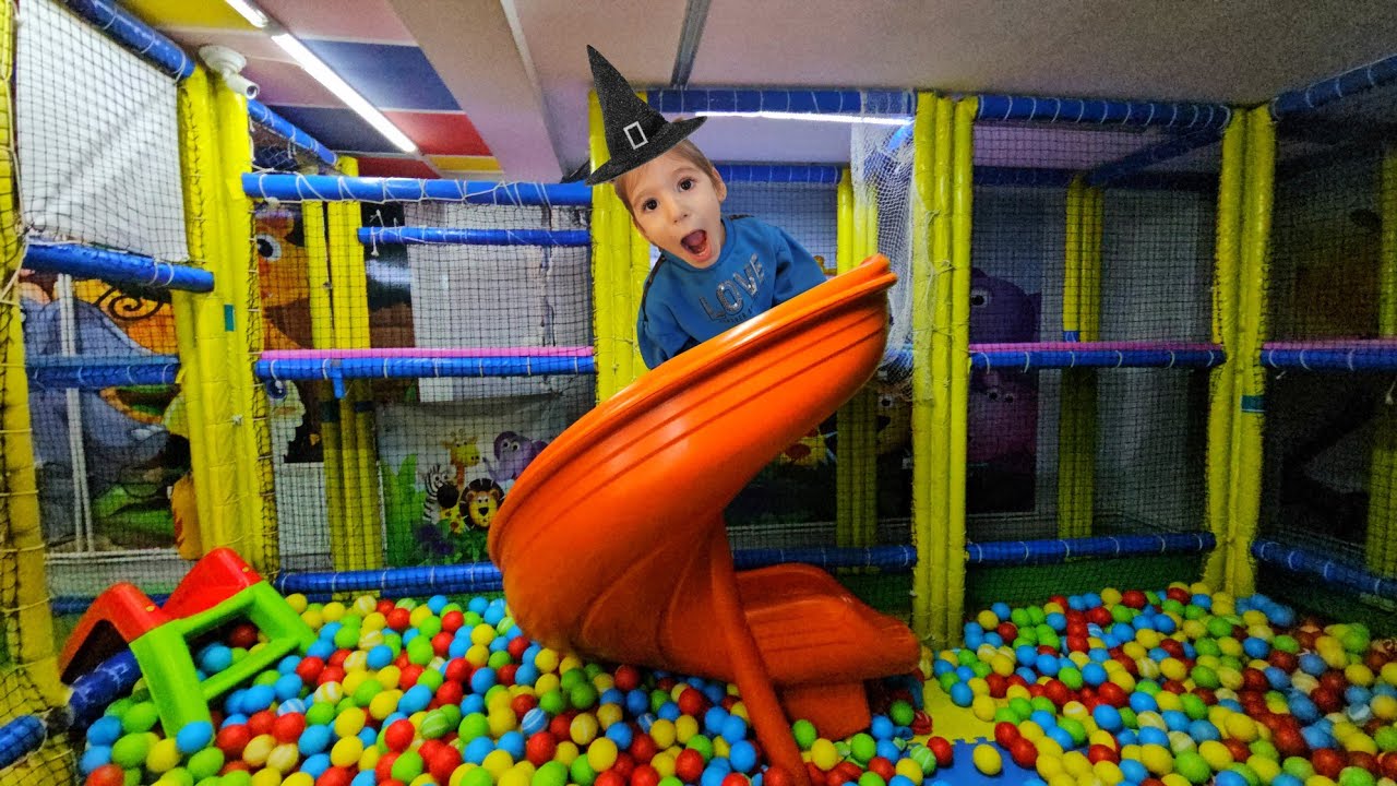 Eva Acaba Nereye Saklanmış - Saklambaç Oyunu