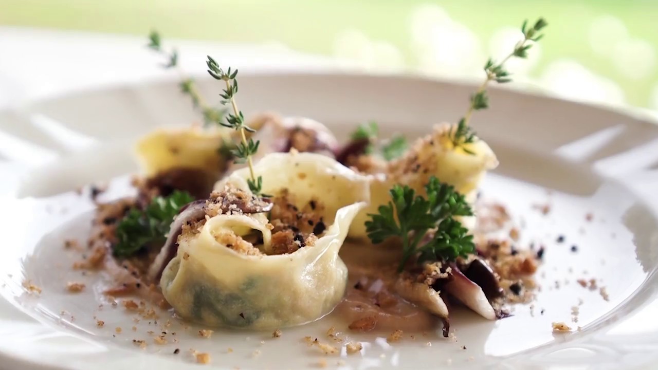 CAPPELLACCI ripieni di FARAONA con crema di CASTAGNE e croccante al TARTUFO NERO