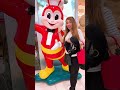 やっとジョリビーに会えた!🇵🇭🇯🇵JOLLIBEE MISS YOU SO CUTE😍#jollibee#restaurant#character#beta#shorts