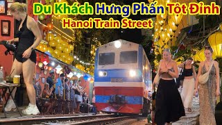 Du Khách Quá Hưng Phấn Khi Thấy Tàu Chạy Ngay Trước Mặt - Hanoi train Street