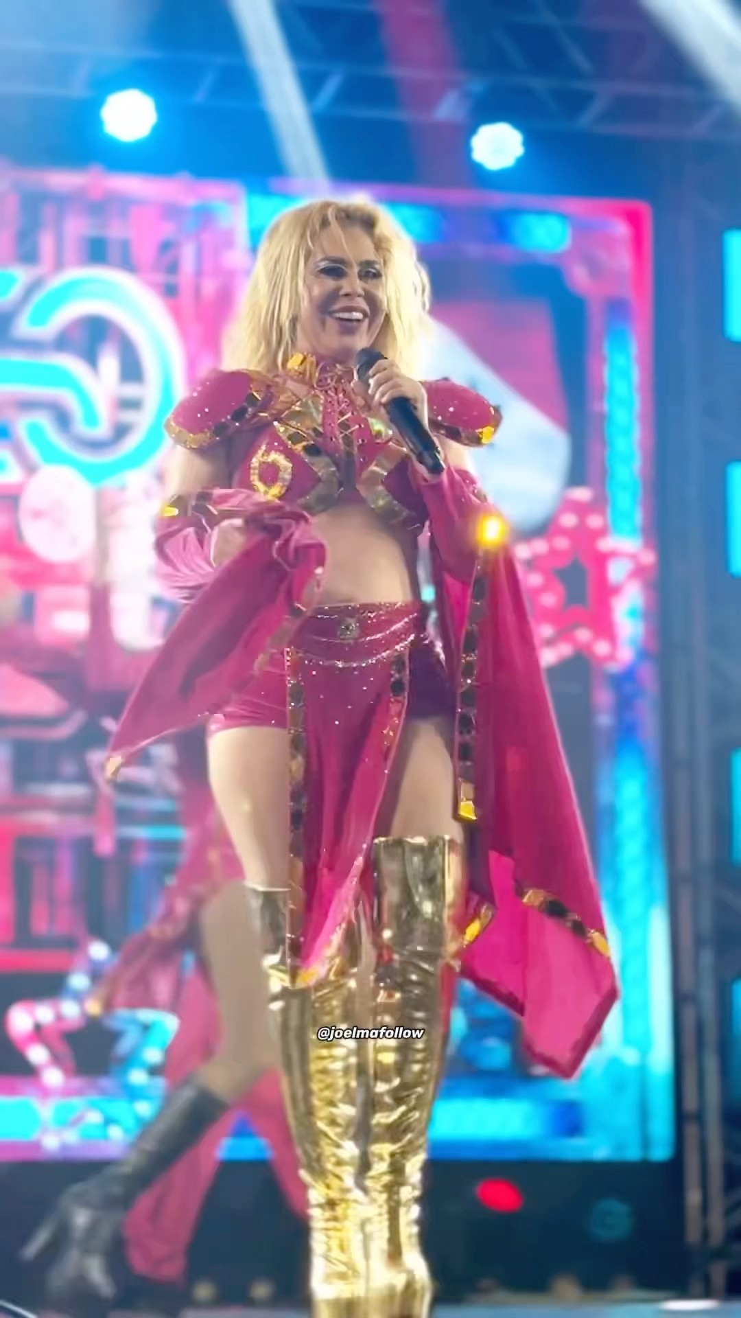 Joelma usa figurino rosa e canta Isso é Calypso
