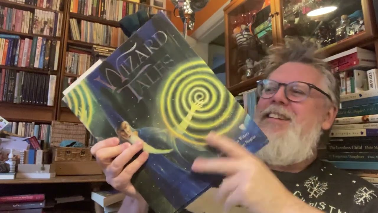 Чтение уютных зимних детективов в январе.