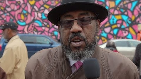 Muralist eL Seed with Community Members  | (DIS)PLACED: Expressions of Identity in Transition