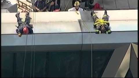 RAW: Window Washers Stuck on Scaffold in NYC