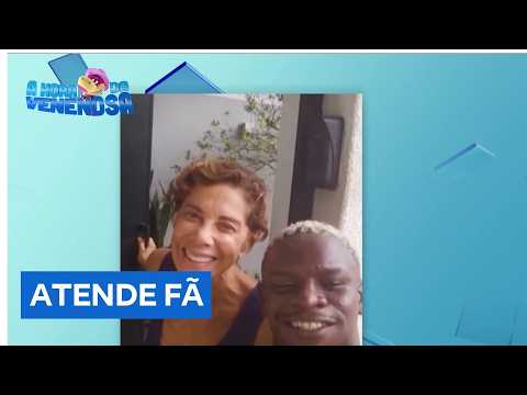 Angela Vieira atende fã na porta de casa que hostiliza a atriz e ela rebate