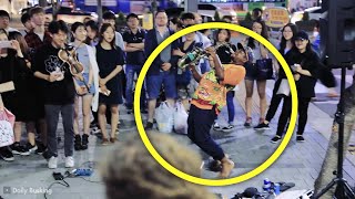 American Boy Suddenly Joins Street Performance In Korean Street