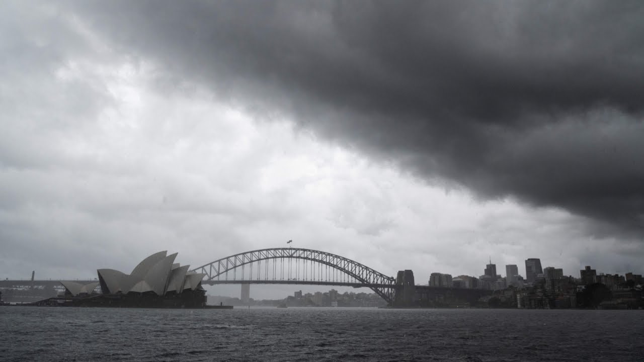 Severe storm leaves thousands without power in Sydney - YouTube