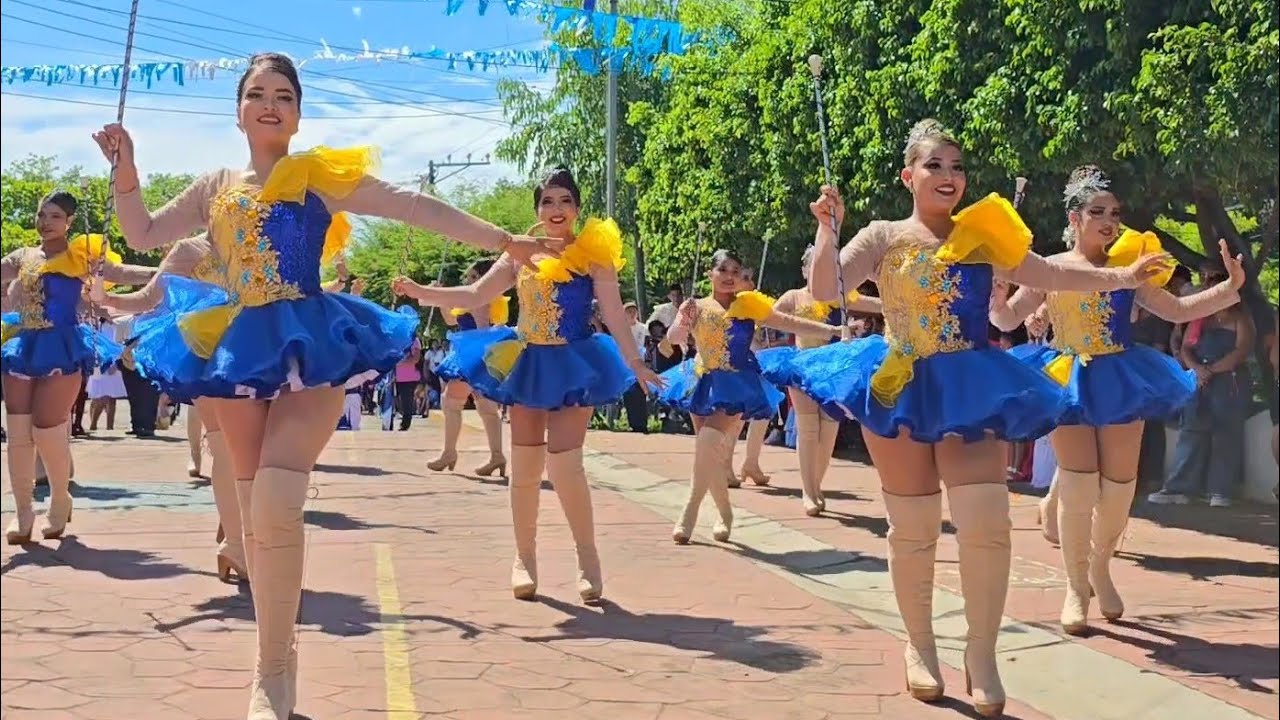 🦈 TIBURONES MUSIC BAND 👗con su nuevo traje en Cierre del mes Cívico 👏👏👏
