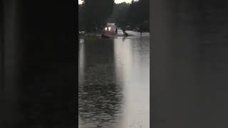 Insolite à Orthez (64) : il fait du jet-ski dans une rue inondée