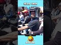 ketika berenti di lampu merah di jalan