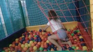 Fiz Uma Nova Amiga Na Piscina De Bolinha