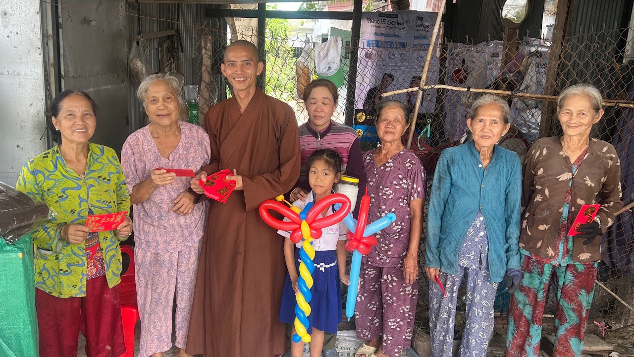 Gởi Chút Quà Tinh Thần Đến Người Hái Thuốc Nam #thichtamhoan 