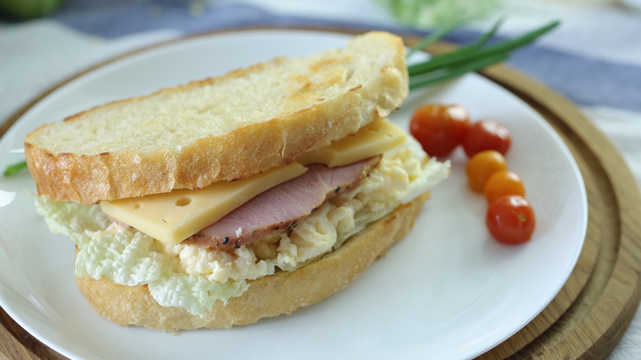 ИДЕЯ ЗАВТРАКА: Сэндвич с ветчиной и омлетом [Simple Food - видео рецепты]