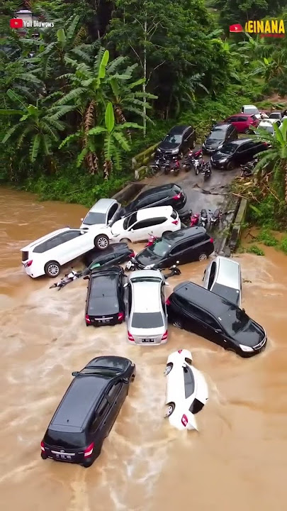 Dozens of vehicles swept away by flash floods (video made by ai)