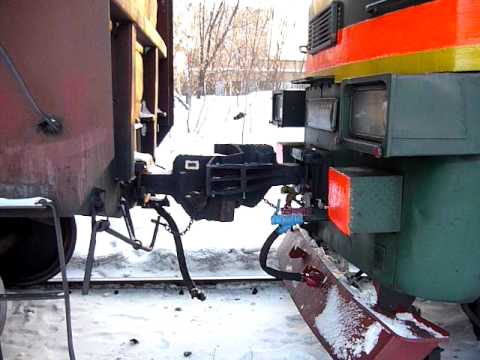 Прицепка пассажирского вагона. Прицепка тепловоза к составу. Автосцепка 4эс5к. Отцепка вагона. Отцепки грузового вагона.