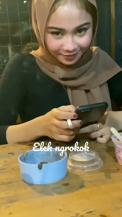 cewek merokok di kafe#viral #cewekcantik #gadis #tiktok #goyangtiktok #cewek #nongkrong#cewekbarbar