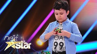 E un geniu! Dani Plohi rezolvă super rapid cubul rubik