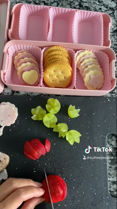 I absolutely love these DIY lunchable containers! Products linked